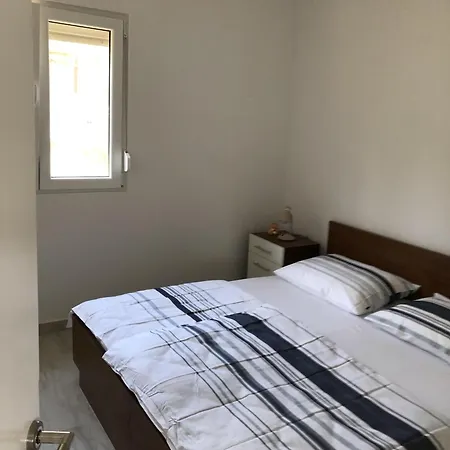 House In With Garden *