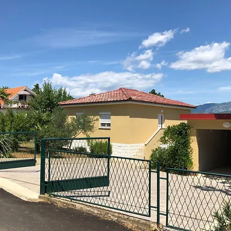 Holiday home House In With Garden